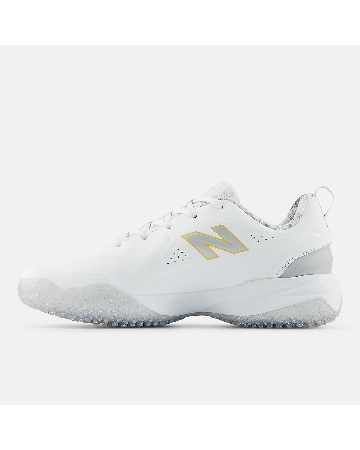 Вид подошвы белых софтбольных кроссовок New Balance Fuse v5.