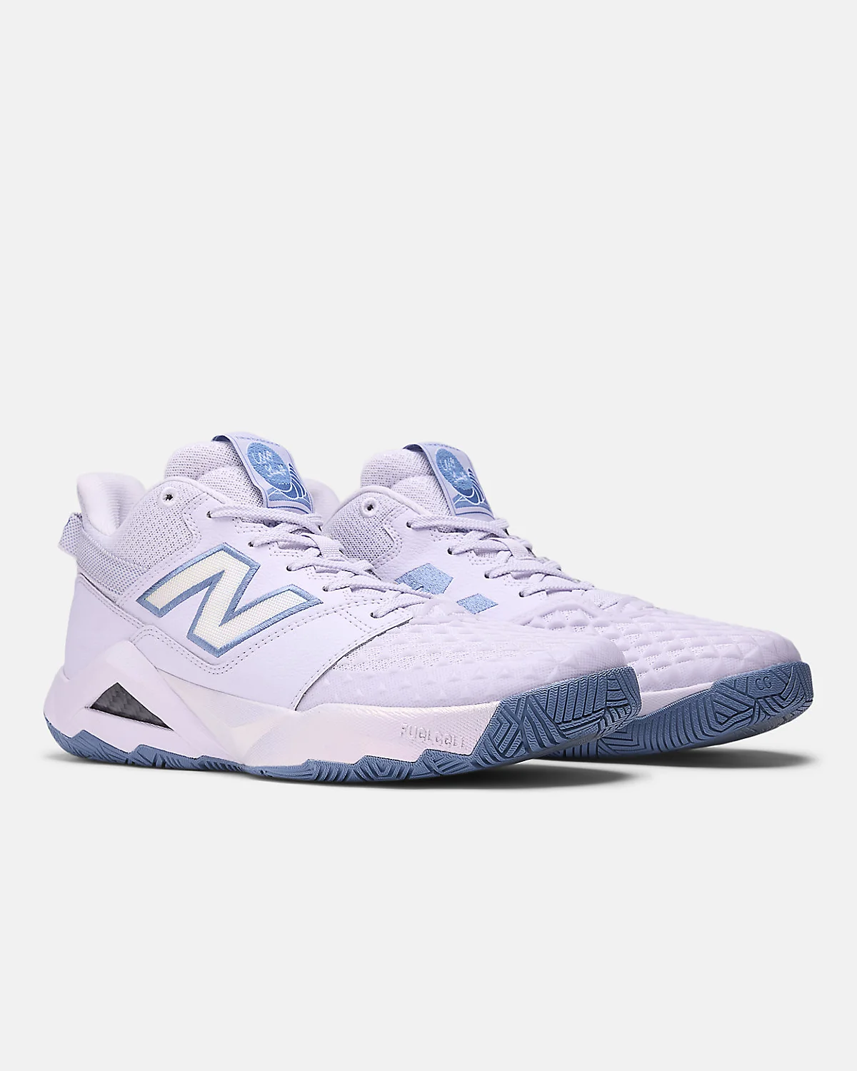 Красные кроссовки New Balance Coco CG2, фронтальный вид обеих туфель.