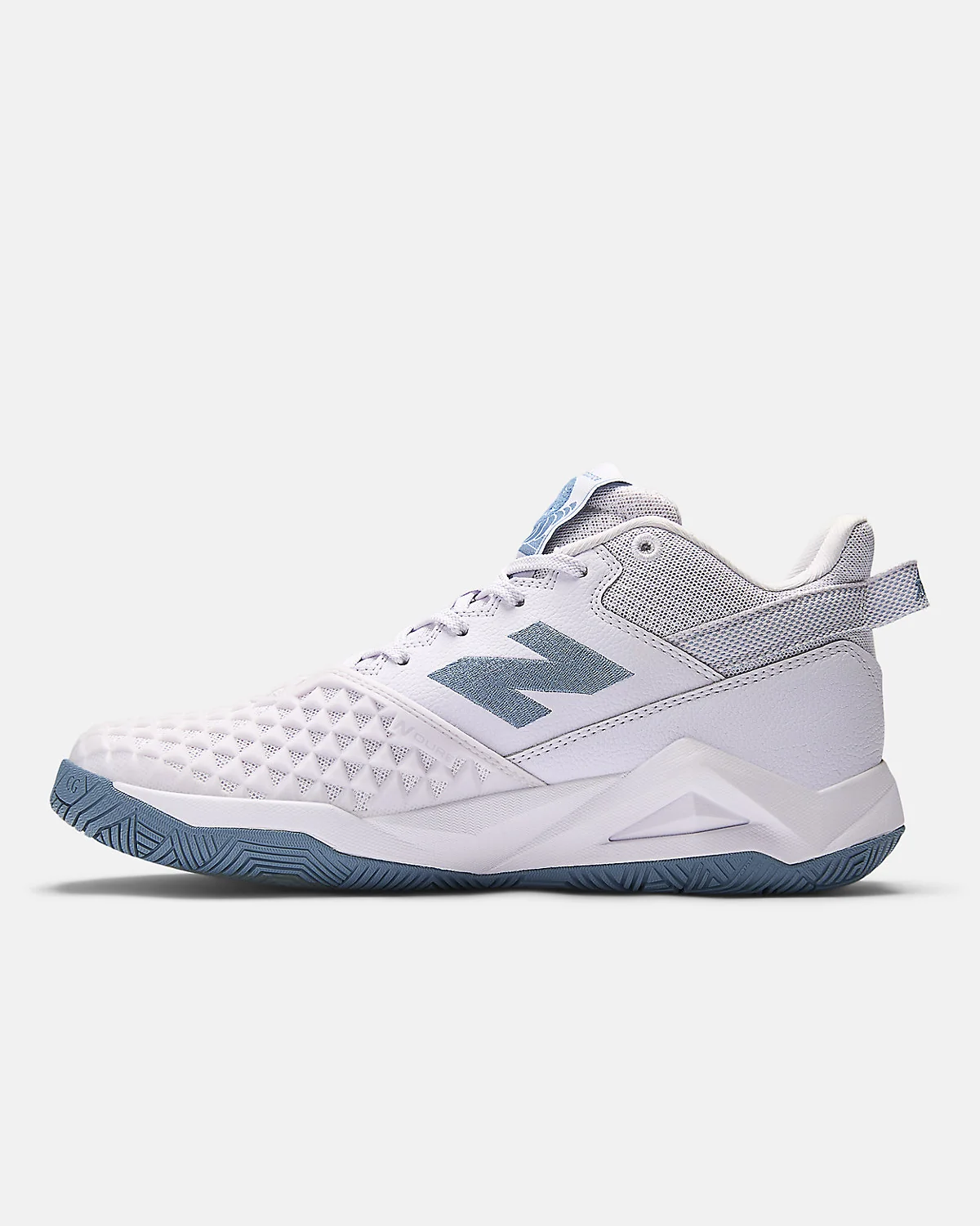 Подошва кроссовок New Balance Coco CG2, вид снизу, бордовая и красная.
