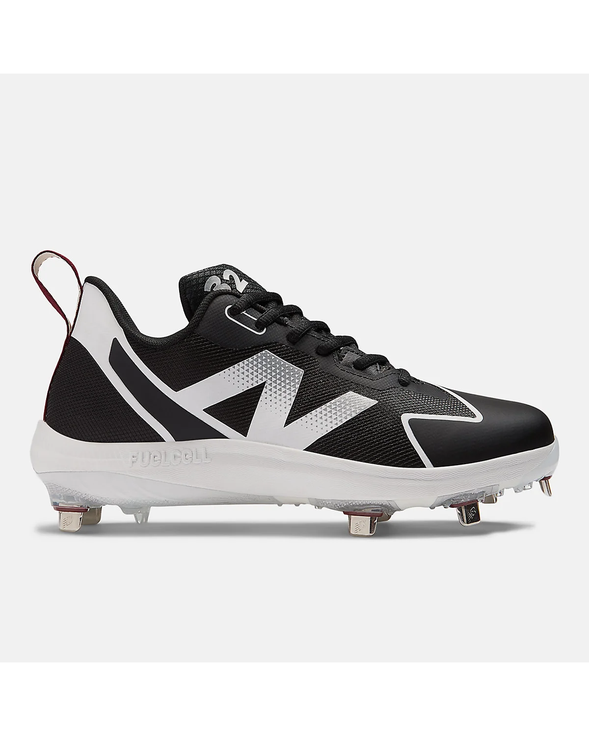 Чёрно-белые бейсбольные кроссовки New Balance FuelCell Romero Duo с металлическими шипами.