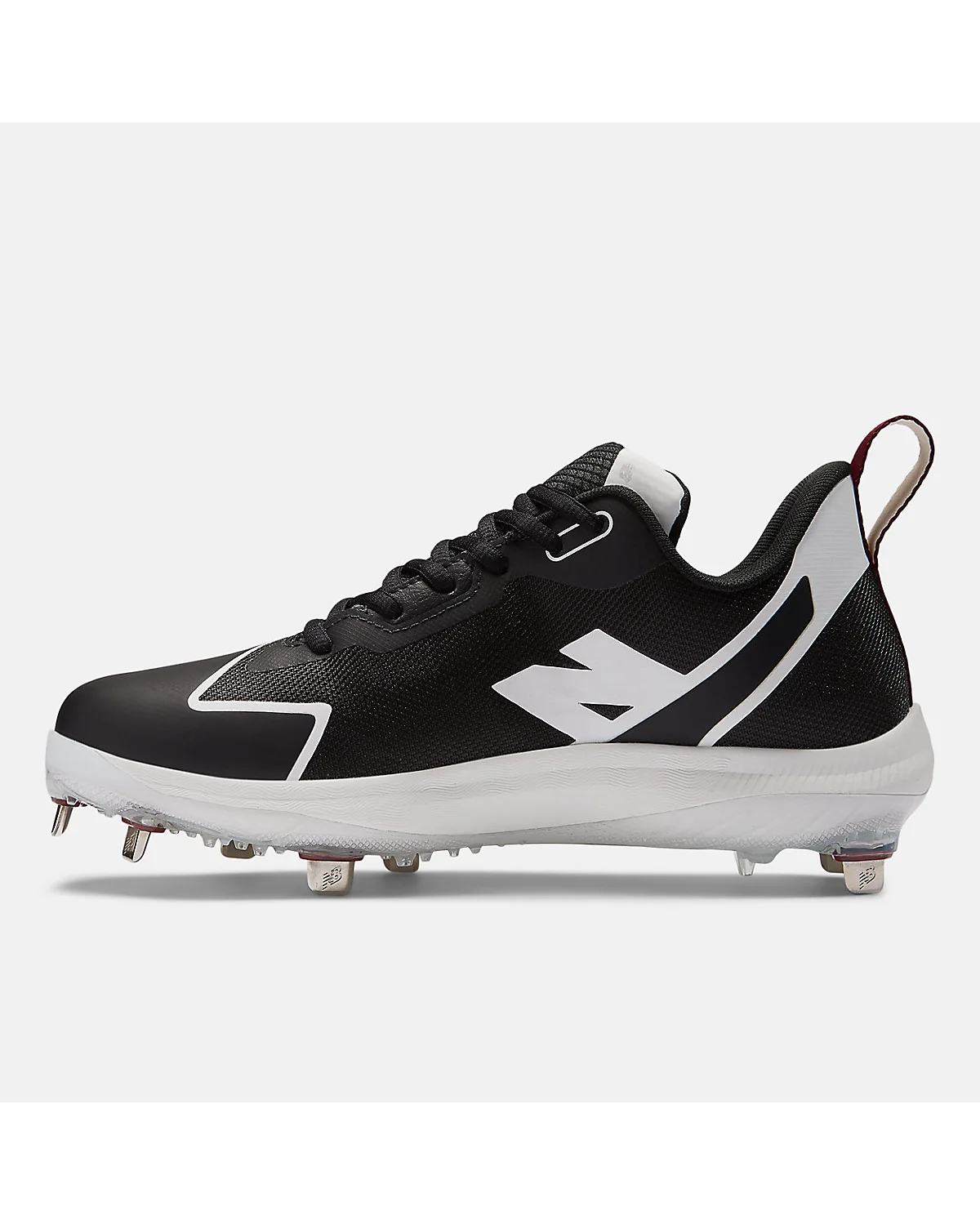 Подошва бейсбольных кроссовок New Balance с металлическими шипами, вид сбоку.