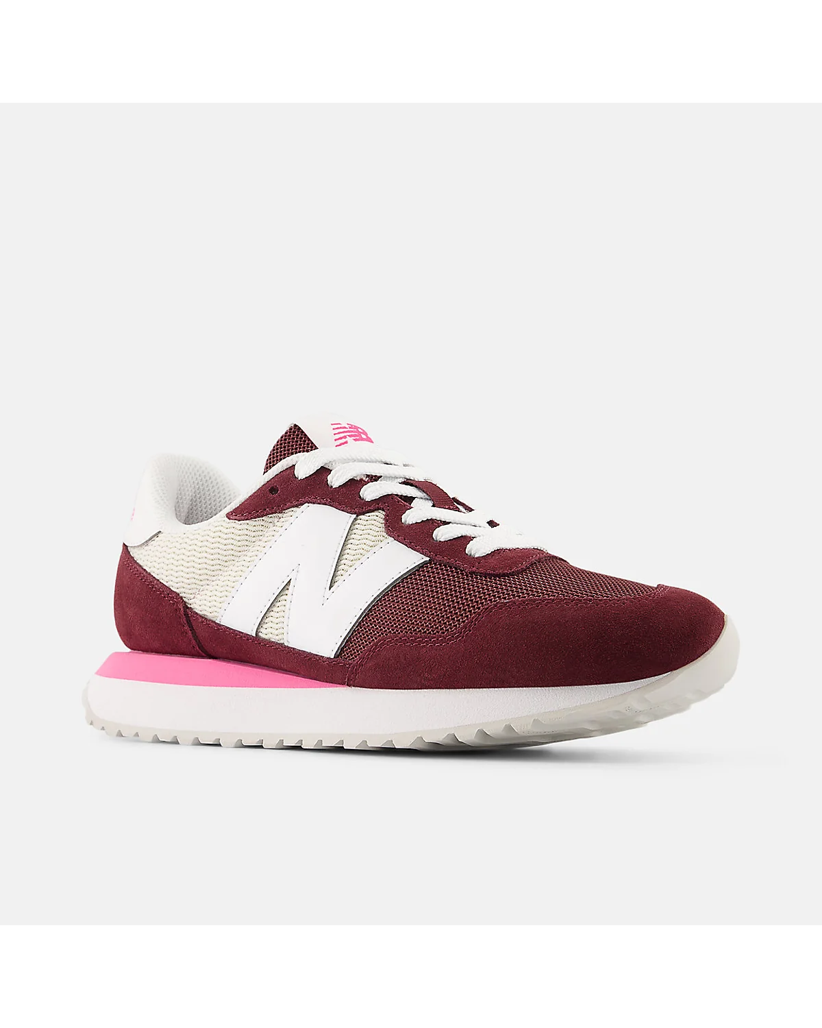 Кроссовки New Balance 237, вид сбоку с бордовым и розовым акцентами.