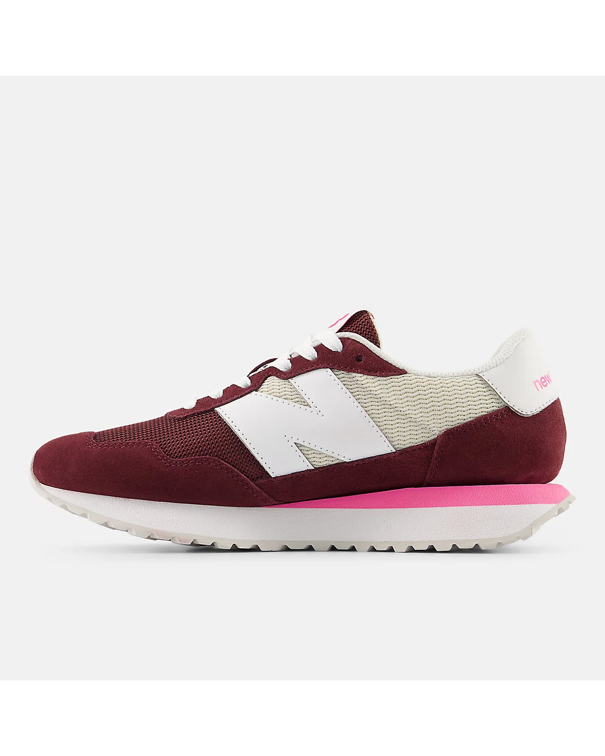 Тыльный вид кроссовок New Balance 237, бордовый задник с белым логотипом.
