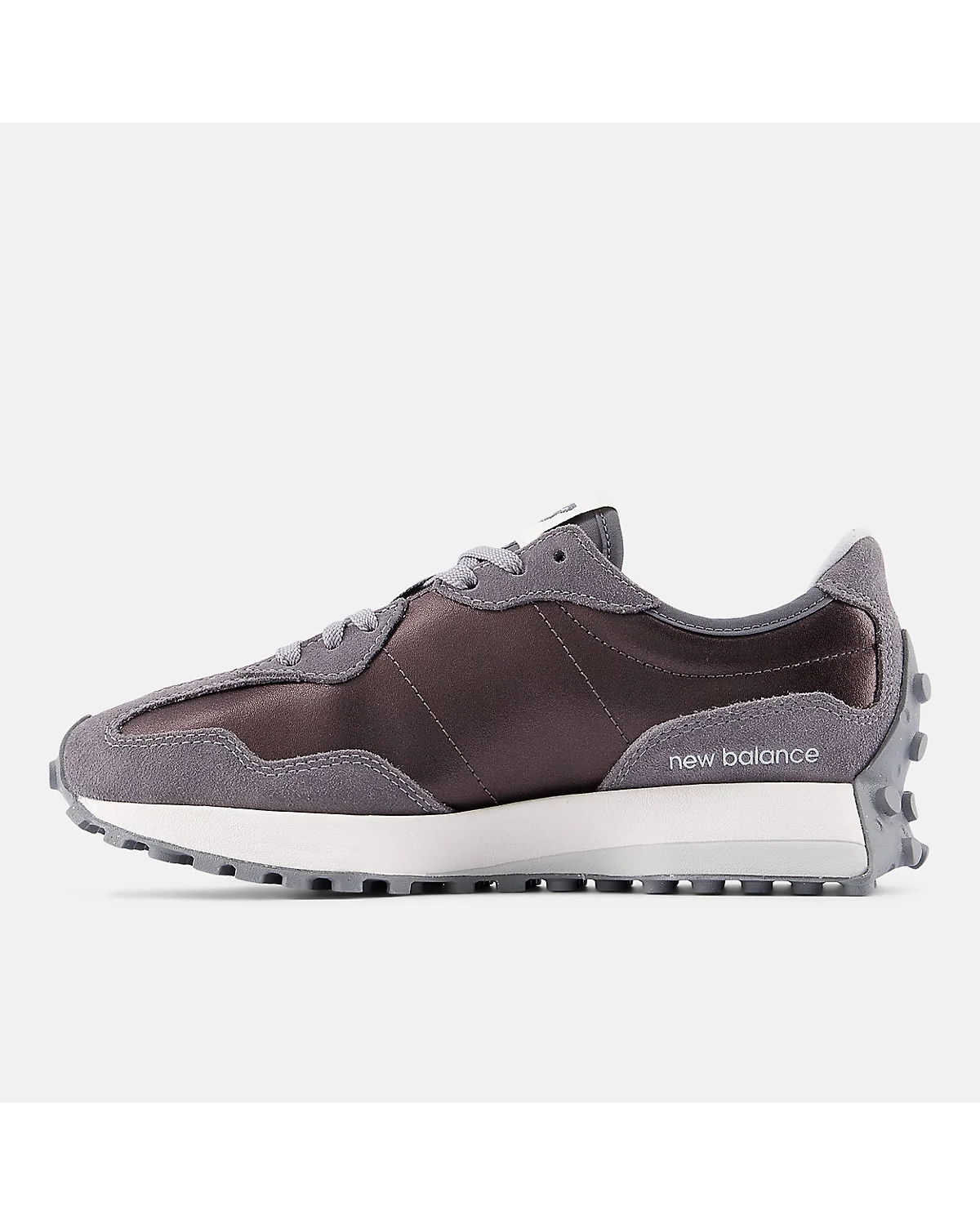 Тыльный вид кроссовок New Balance 327 с логотипом бренда и волнистой подошвой.