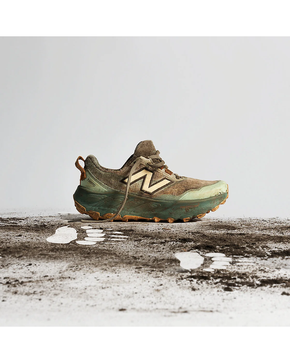 Трейловые кроссовки New Balance Fresh Foam X Hierro v9, вид с зелёной мидсолью.