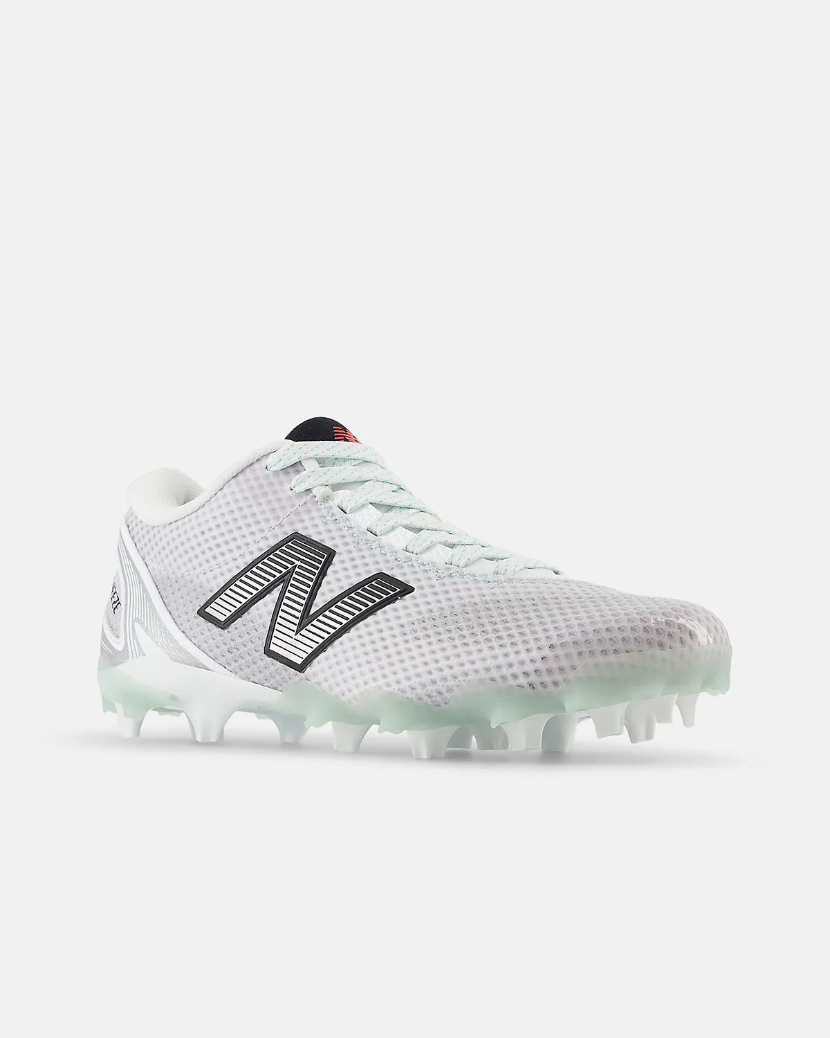 Кроссовки New Balance FreezeLX v5 Low, вид сбоку с оранжевыми полосами.