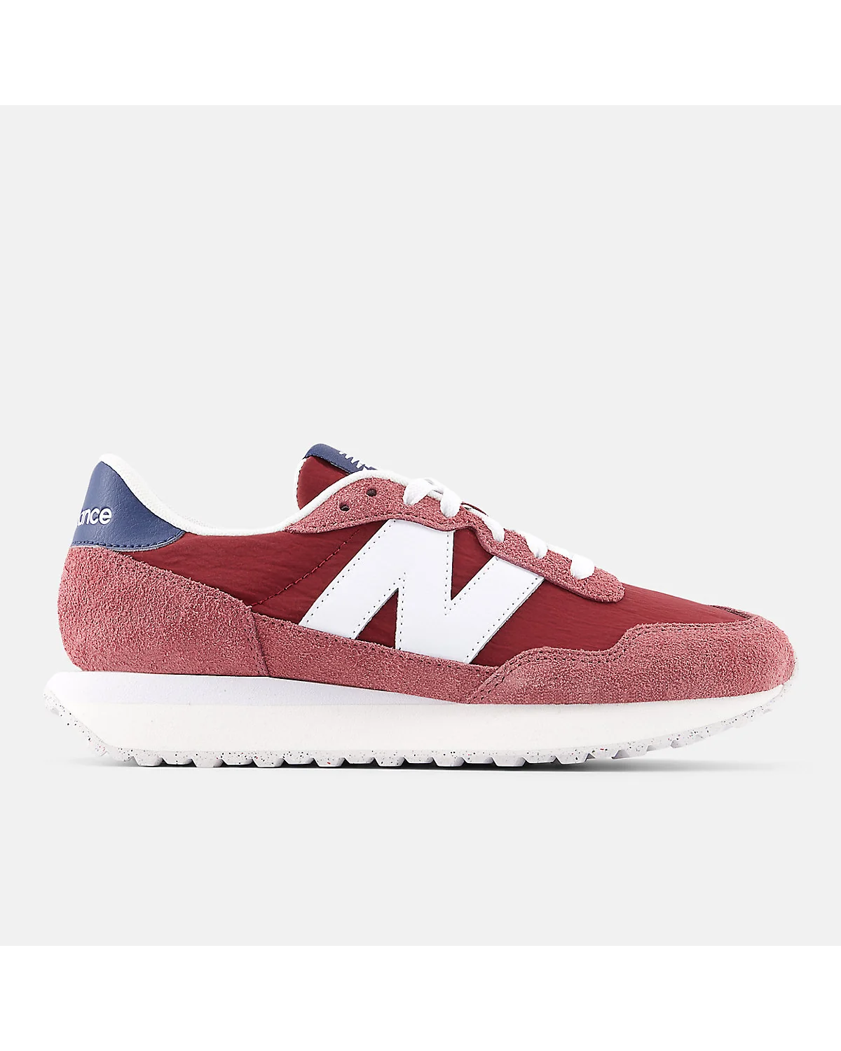 Кроссовки New Balance 237 выгоревшего бордового цвета с белым логотипом, вид сбоку.