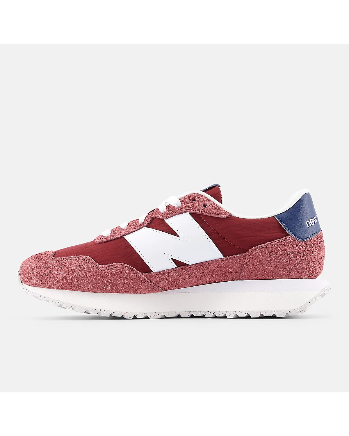 Подошва и вид сверху кроссовки New Balance 237 бордового цвета.