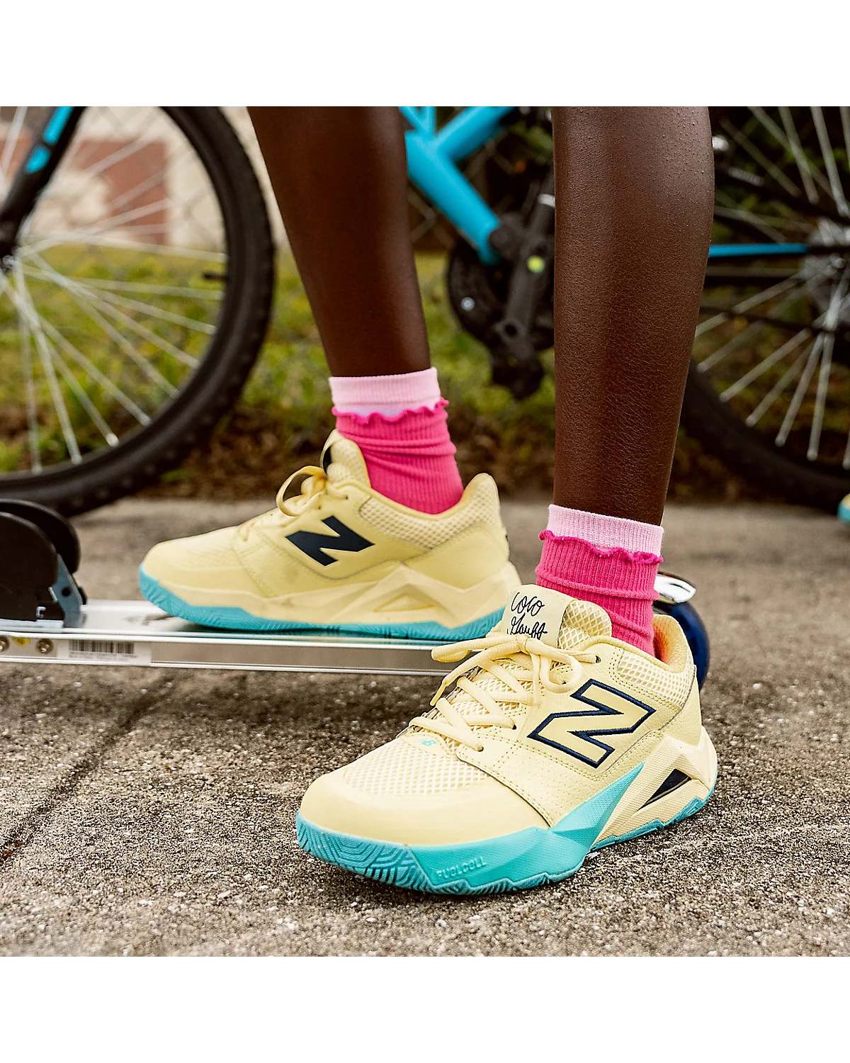 Кроссовки New Balance Coco Delray пергаментно-синего цвета, альтернативный ракурс.