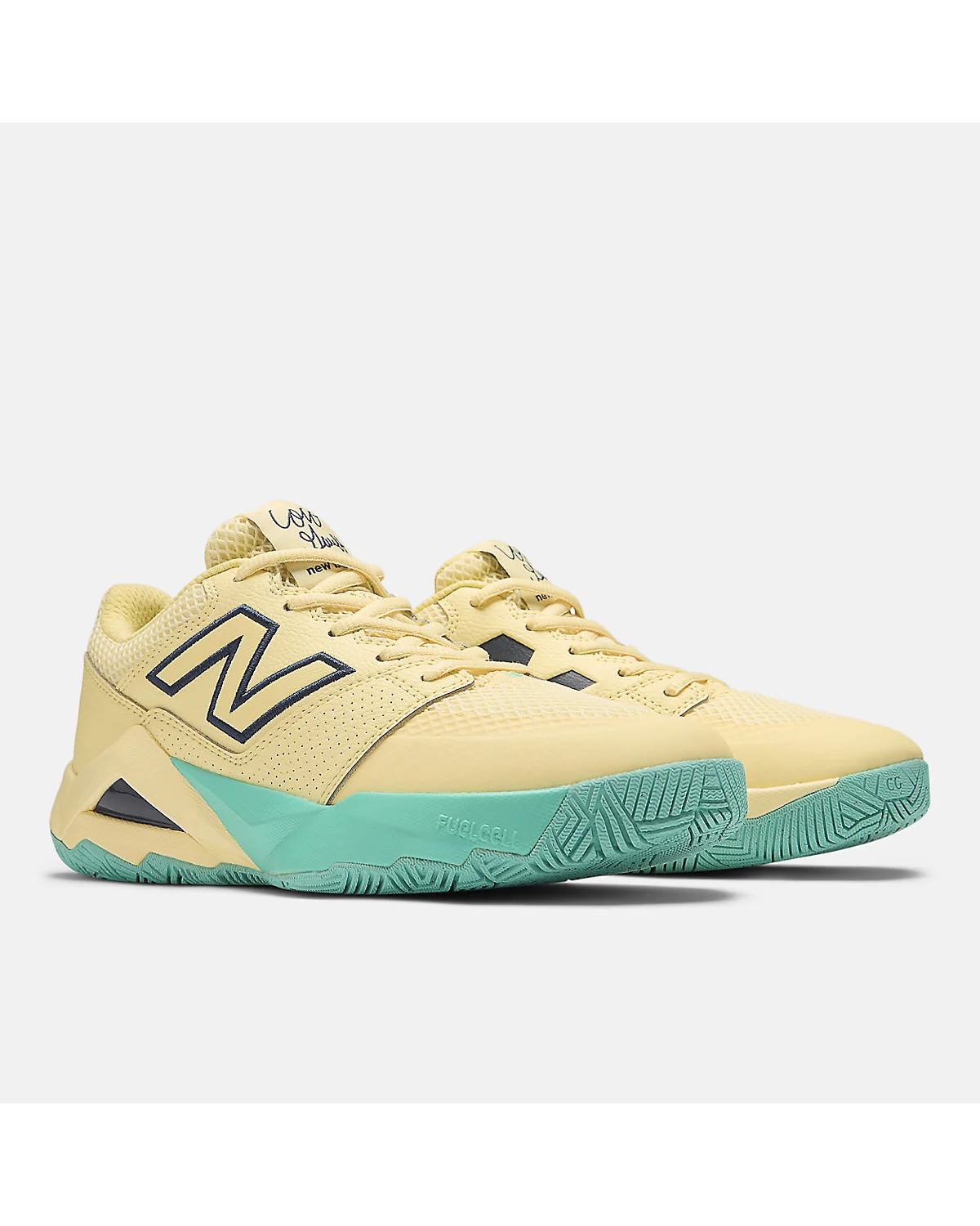 Вид сзади кроссовки New Balance Coco Delray с тёмно-синим каблуком.
