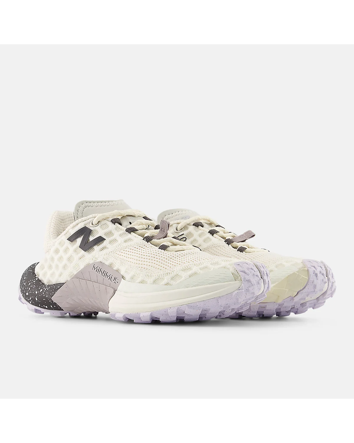 Трейловые кроссовки New Balance Minimus Trail цвета морской соли на улице.