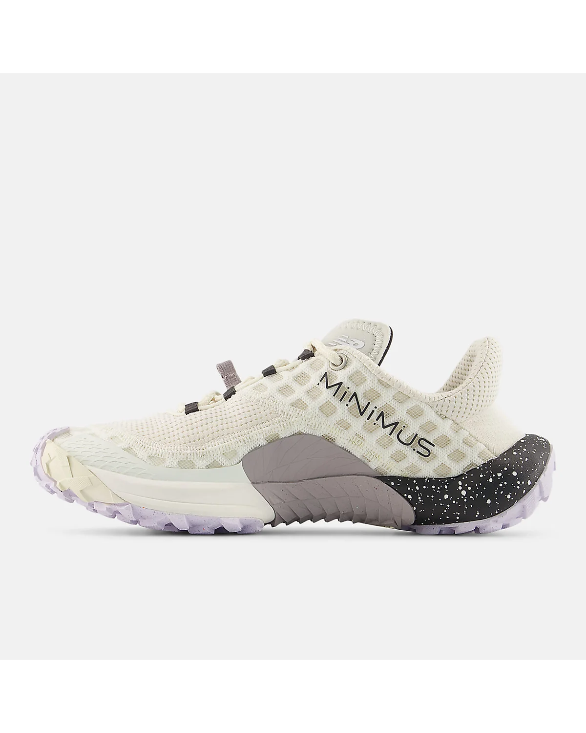 Крупный план подошвы и деталей трейловой кроссовки New Balance Minimus Trail.