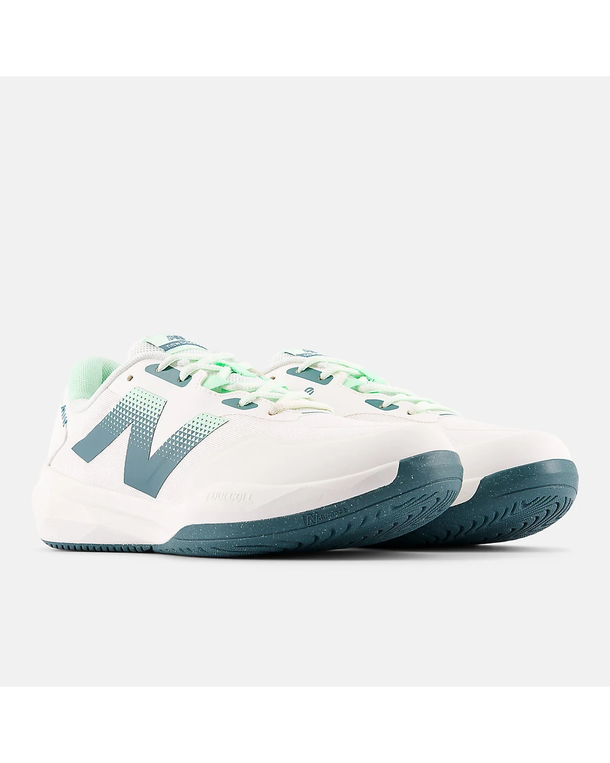 Подошва теннисной кроссовки New Balance 796v4 с рельефным рисунком.