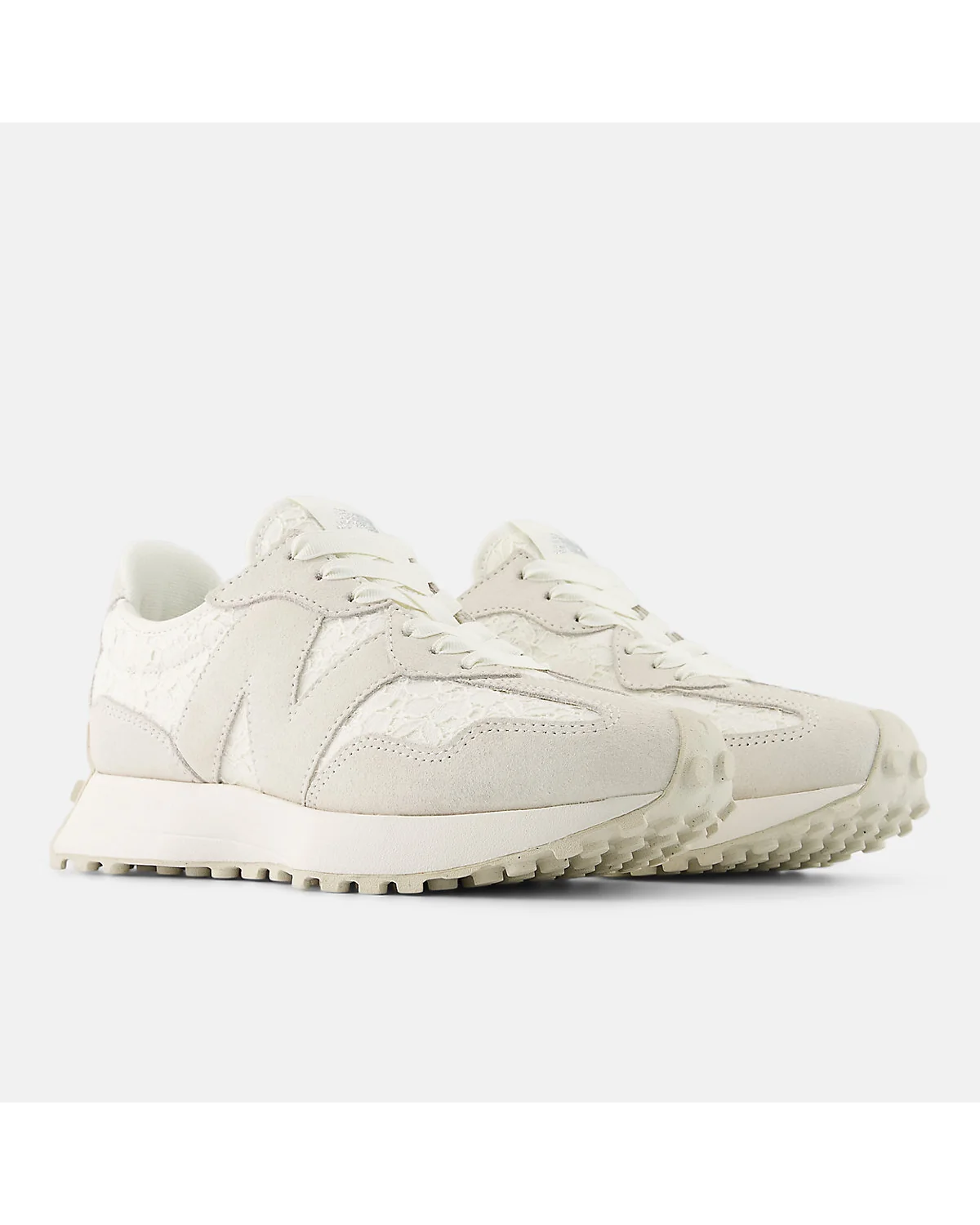 Белые кроссовки New Balance 327, вид спереди под углом.