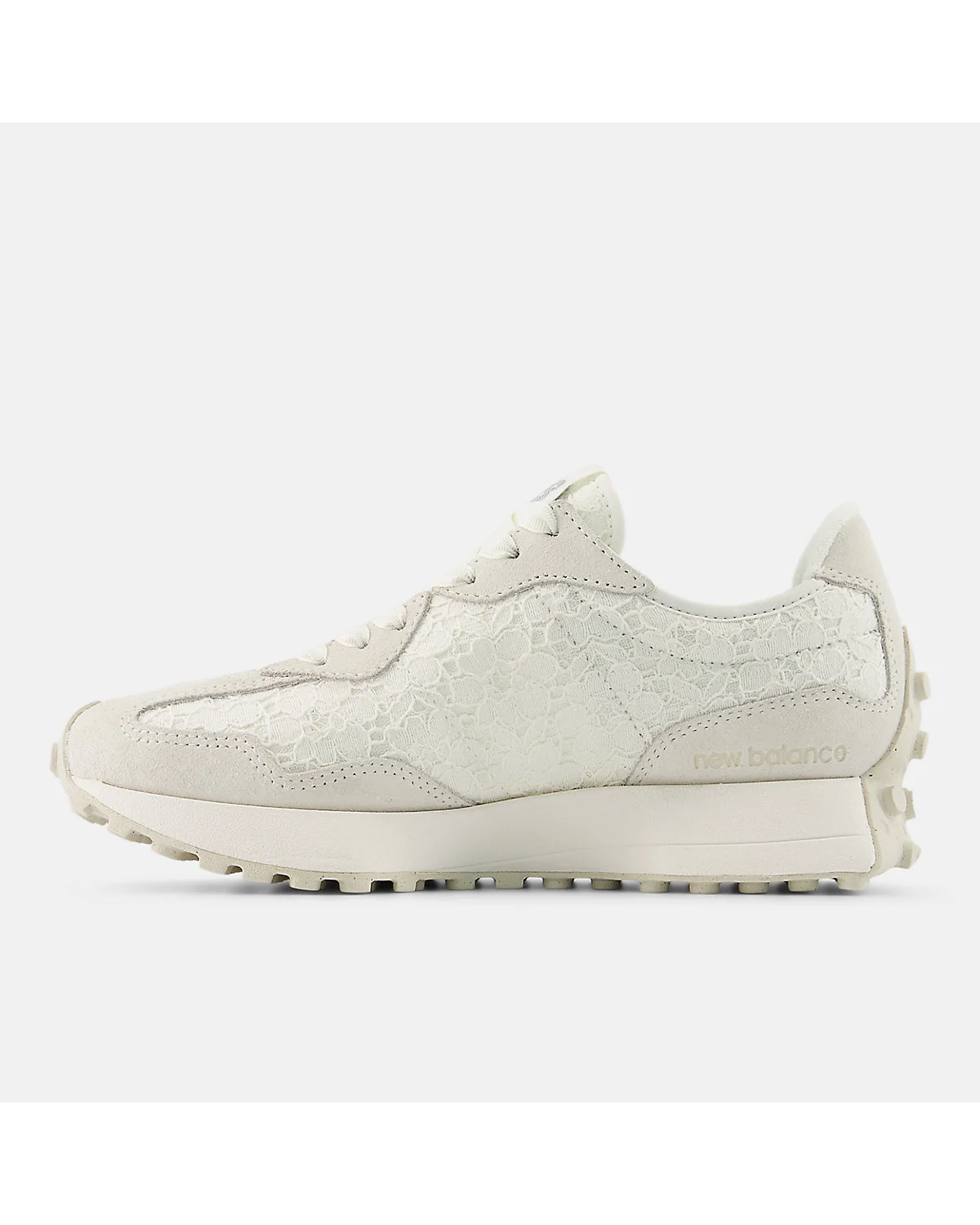 Подошва кроссовок New Balance 327 цвета морская соль, крупный план.