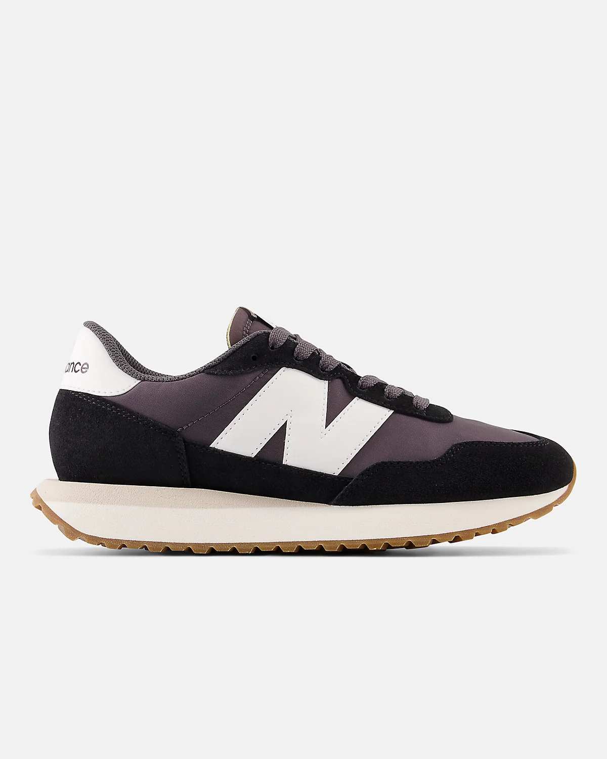 Кроссовки New Balance 237 серо-бело-бежевые, вид сбоку.