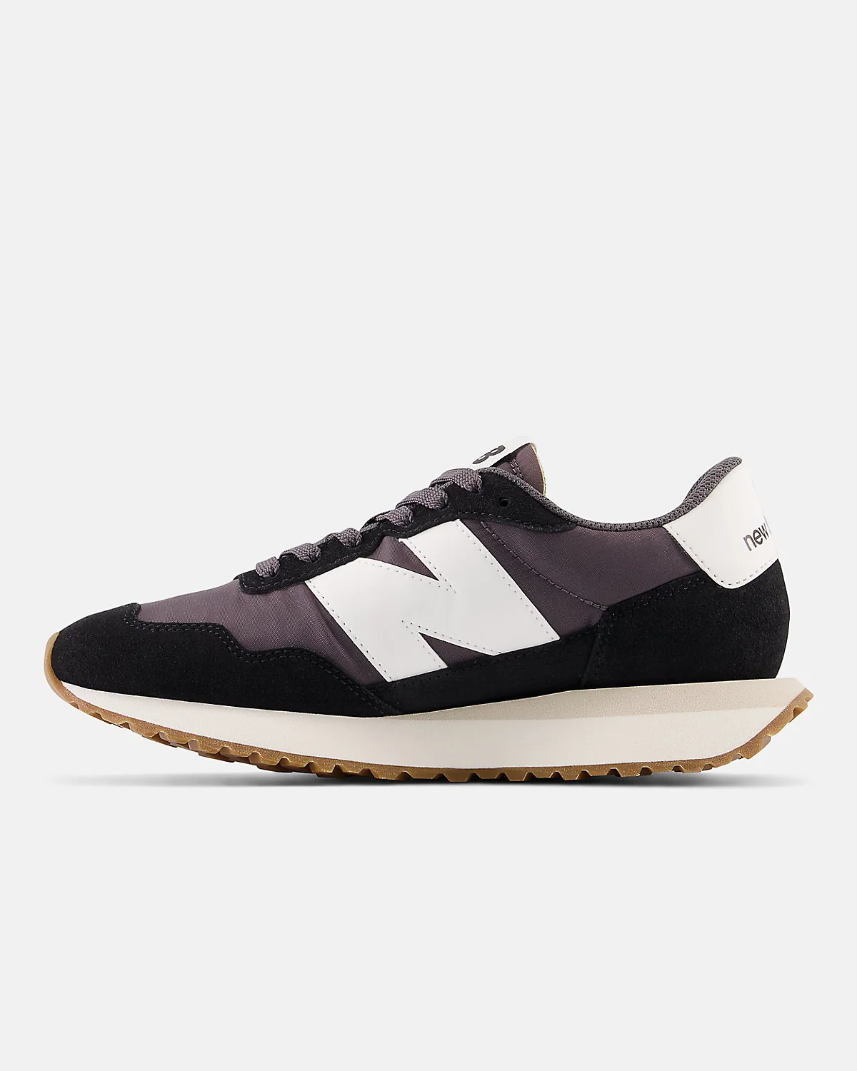 Подошва кроссовок New Balance 237 с коричневым протектором.