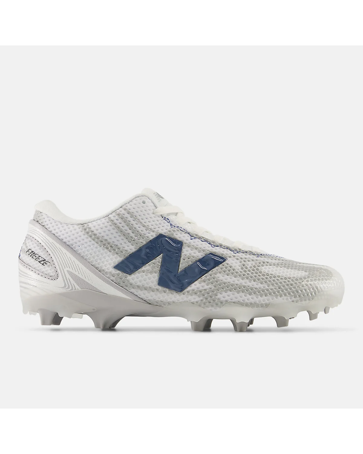Спортивные бутсы New Balance FreezeLX v5 белые с голубой полосой, вид сбоку.
