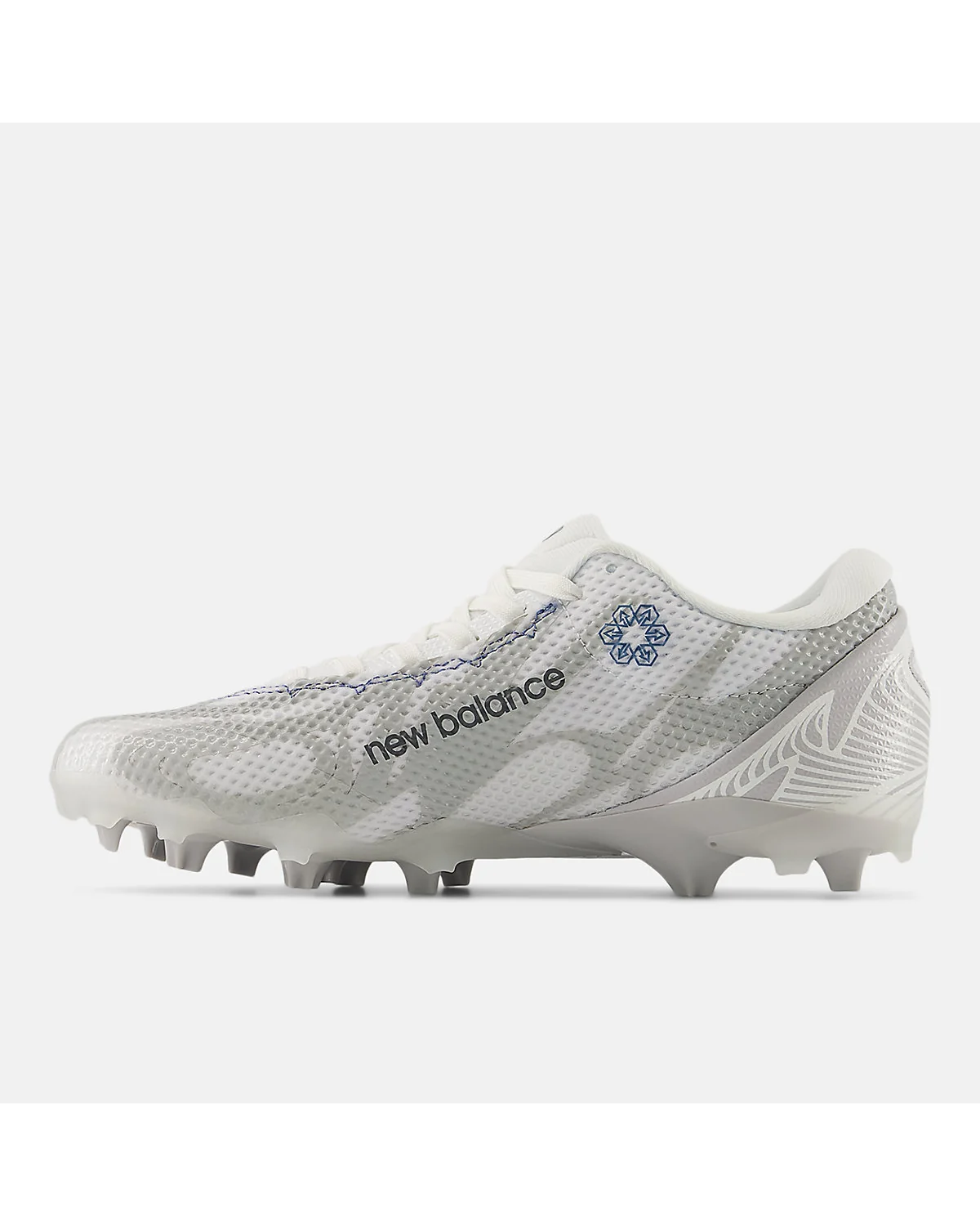 Подошва спортивных бутс New Balance FreezeLX v5 с металлическими шипами.