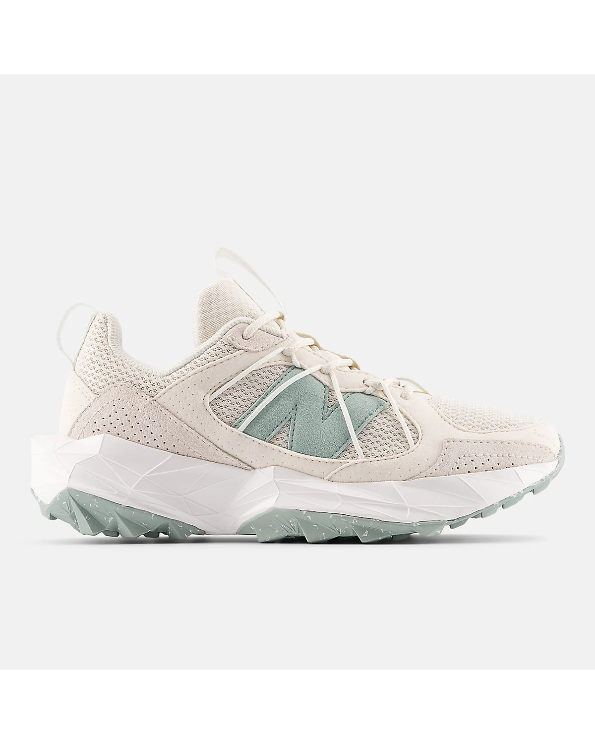 Трейловые кроссовки New Balance Tektrel бежево-зелёные, вид сбоку.