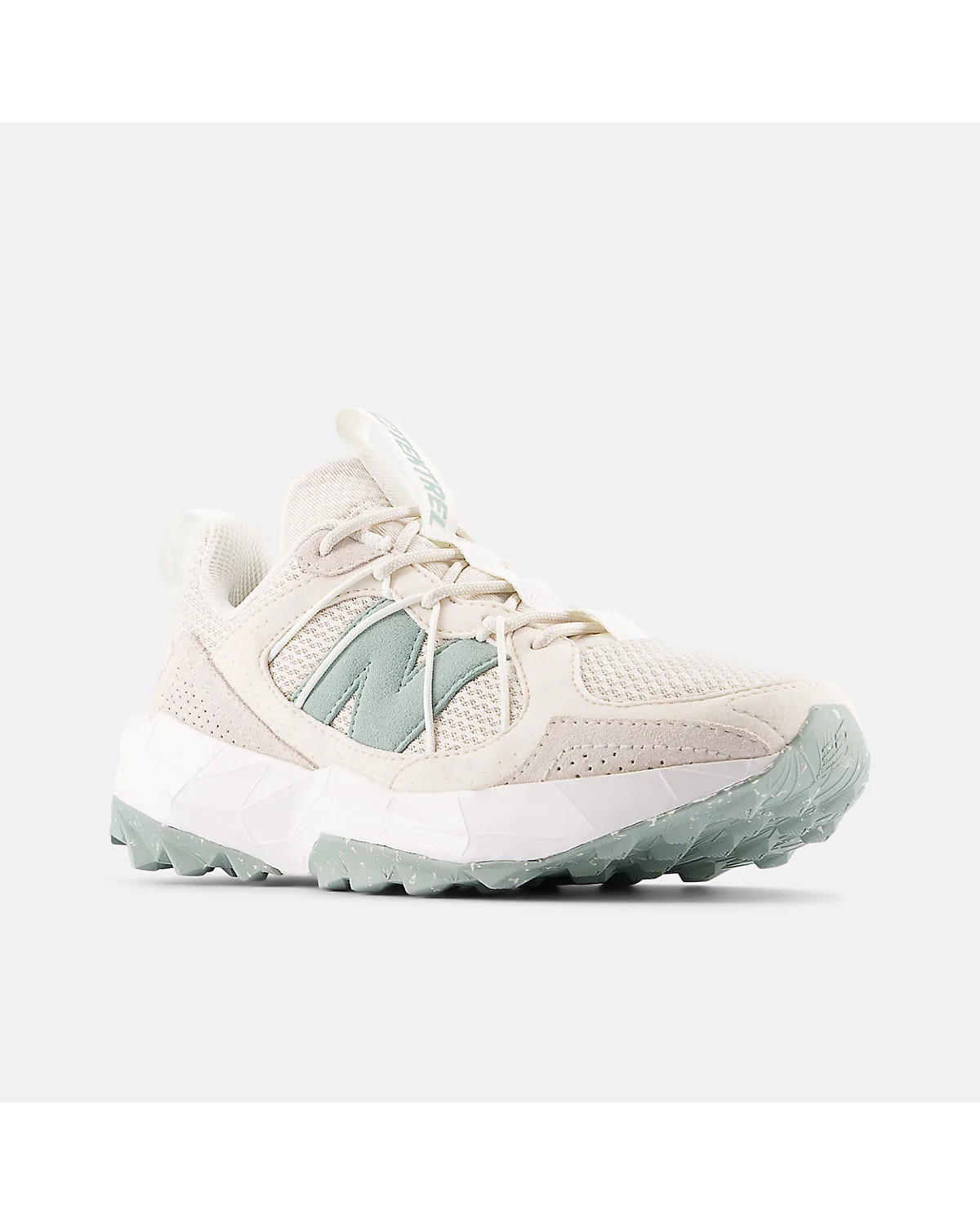 Трейловые кроссовки New Balance Tektrel, вид спереди.