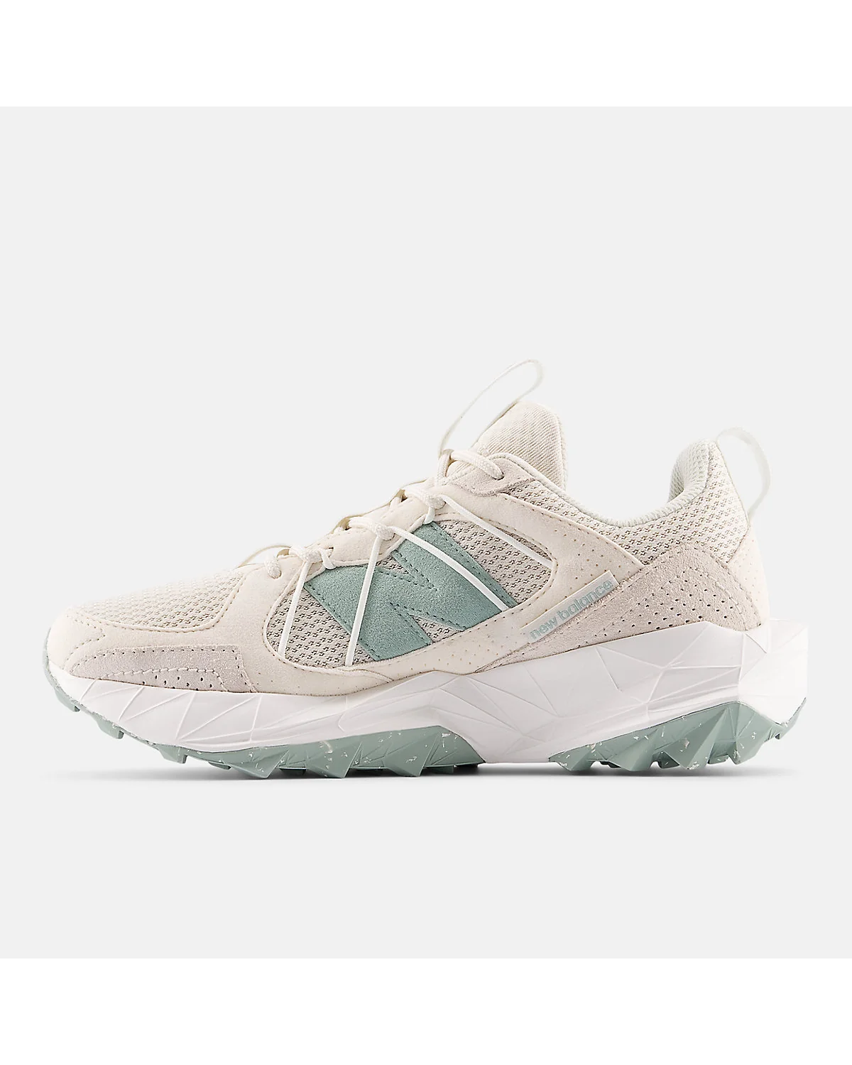 Подошва кроссовок New Balance Tektrel с белым рельефом.
