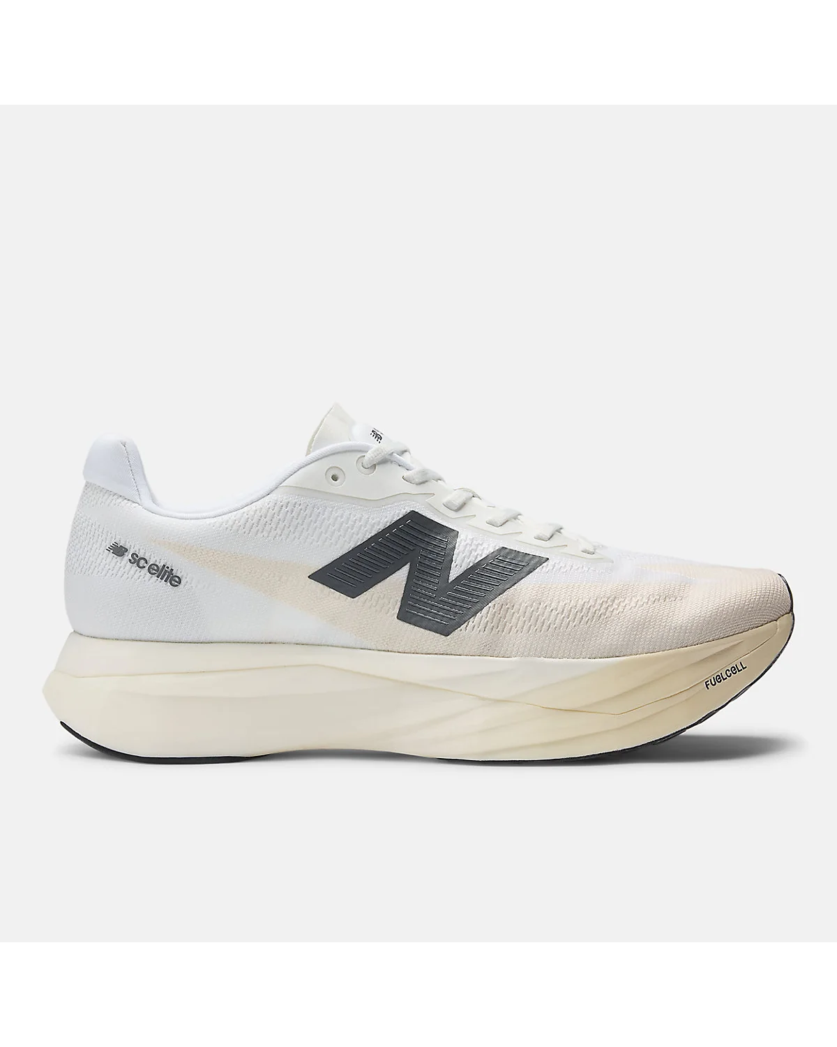Беговые кроссовки New Balance FuelCell SuperComp Elite v5 белые с золотом, вид сбоку.