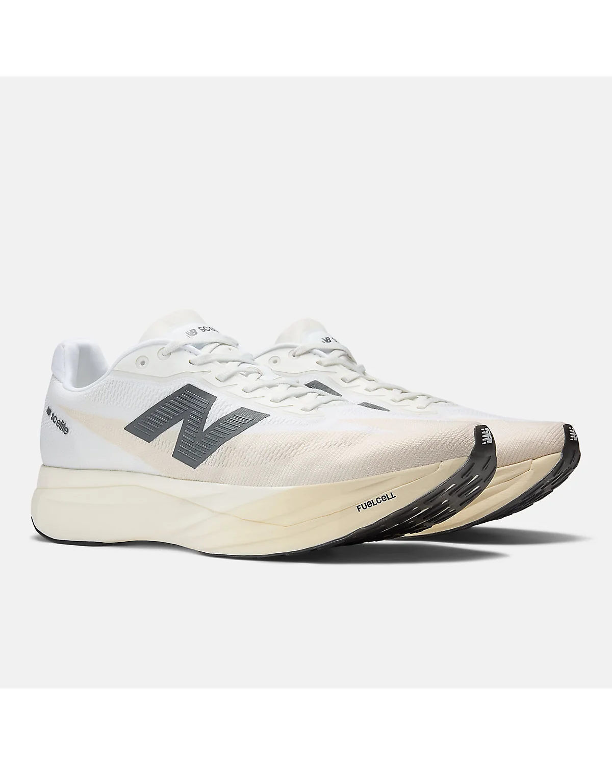 Беговые кроссовки New Balance FuelCell SuperComp Elite v5, вид спереди.