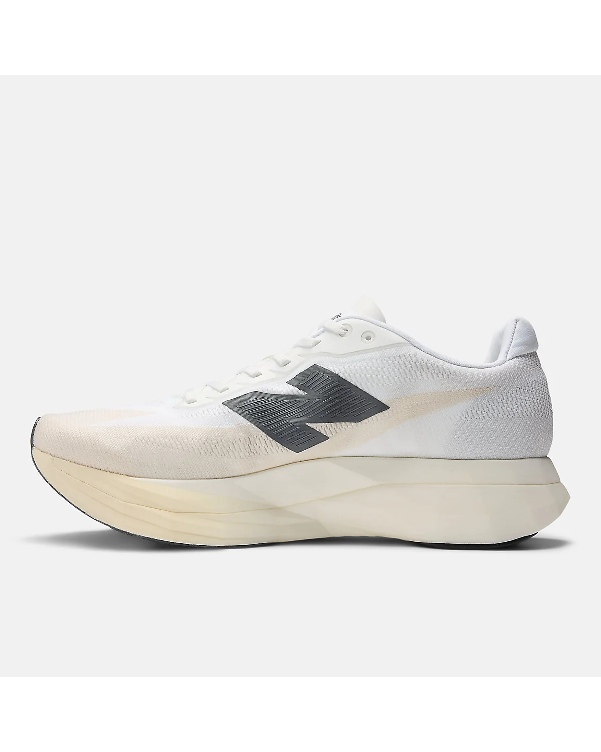 Подошва беговых кроссовок New Balance FuelCell SuperComp Elite v5 с золотым акцентом.