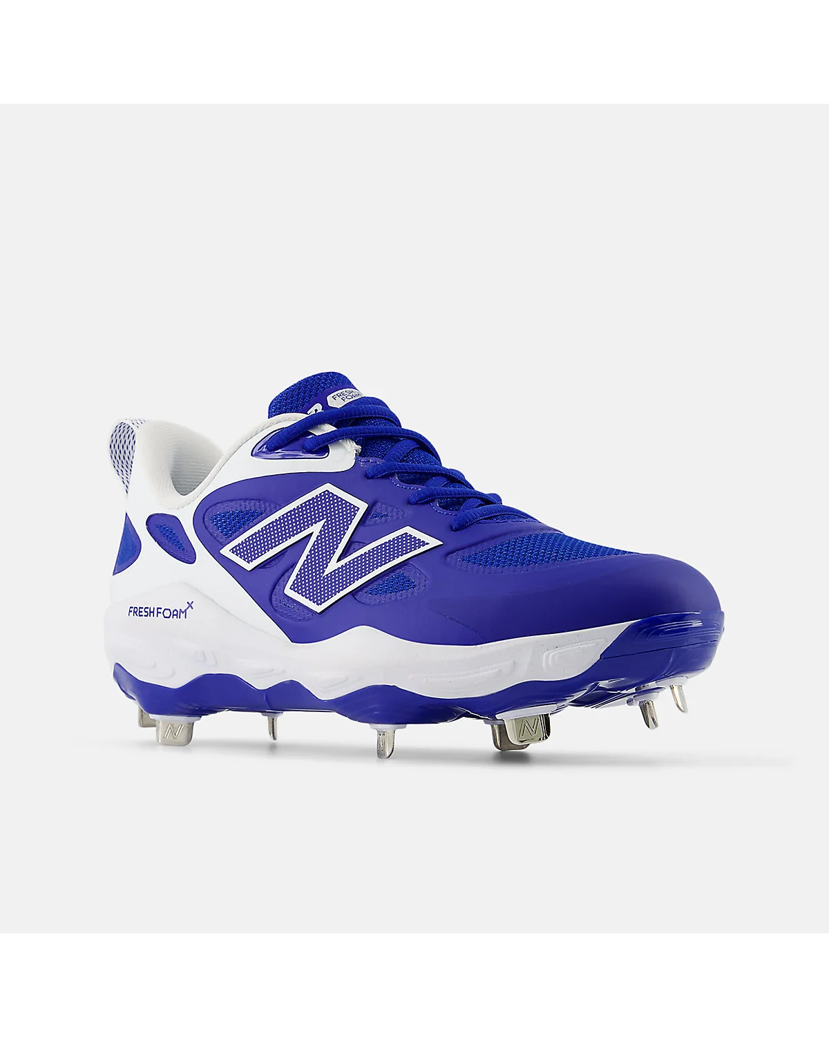 Спортивные бутсы New Balance Velo v4 Metal ярко-синие, вид спереди.