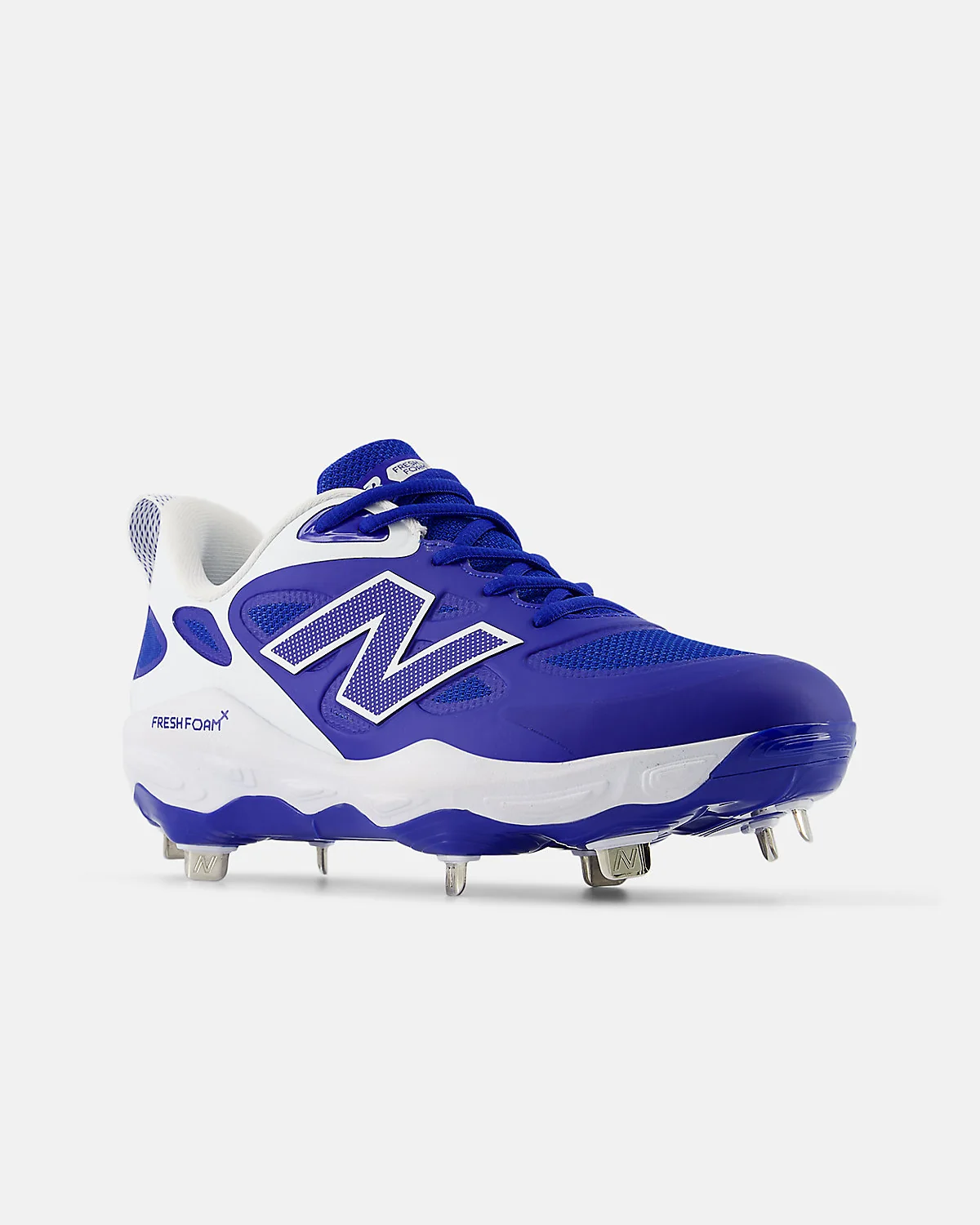 Спортивные бутсы New Balance Velo v4 Metal ярко-синие, вид спереди.