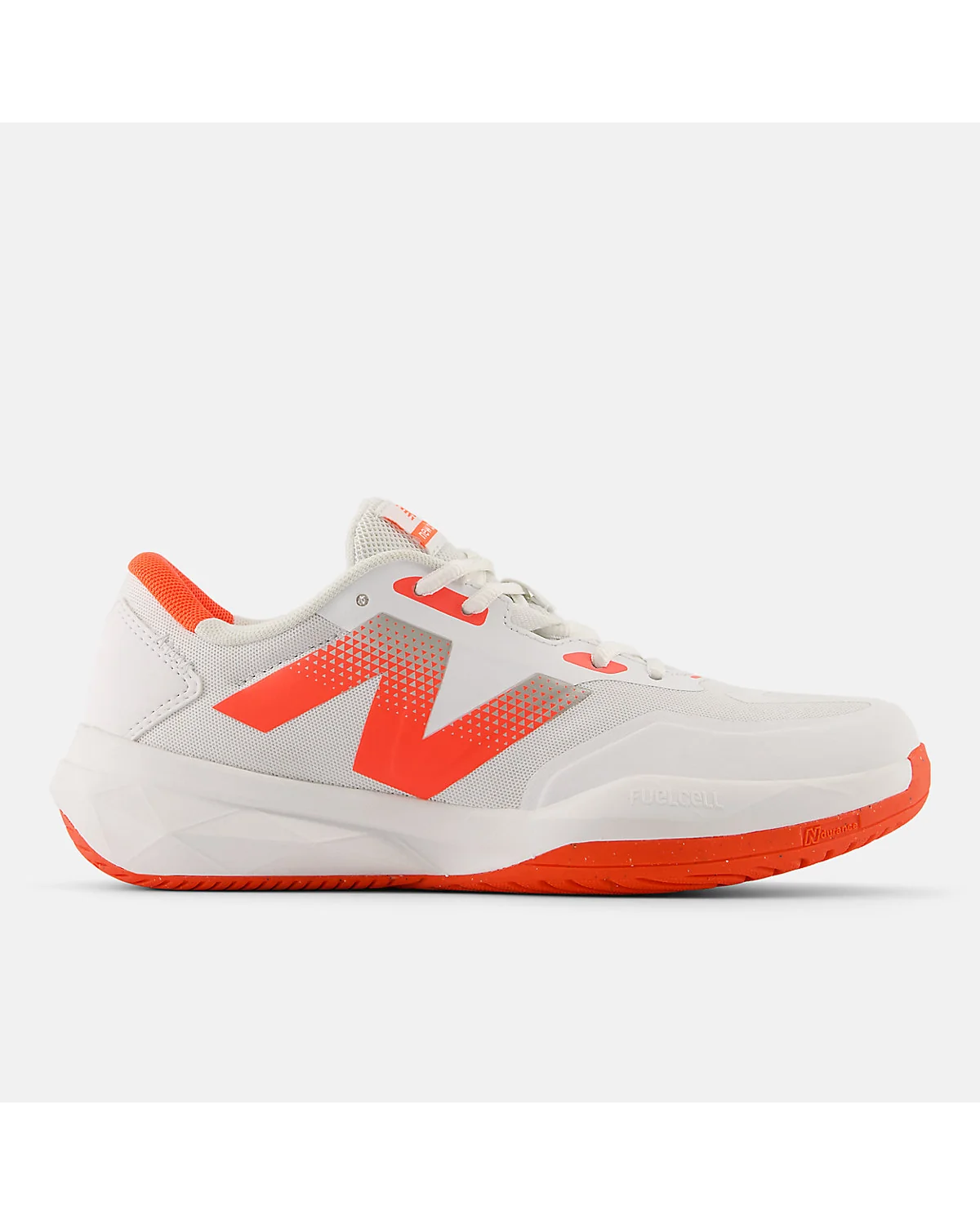 Кроссовки New Balance 796v4 Pickleball белые с красными вставками, вид сбоку.