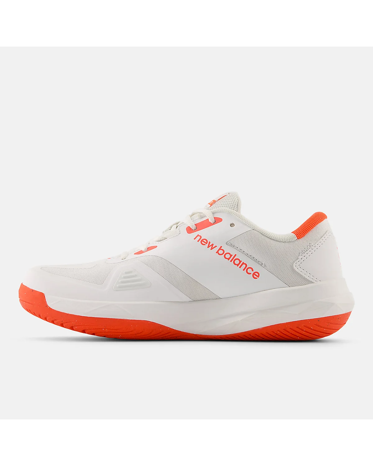 Кроссовки New Balance 796v4 Pickleball белые с красным, вид спереди-сбоку.