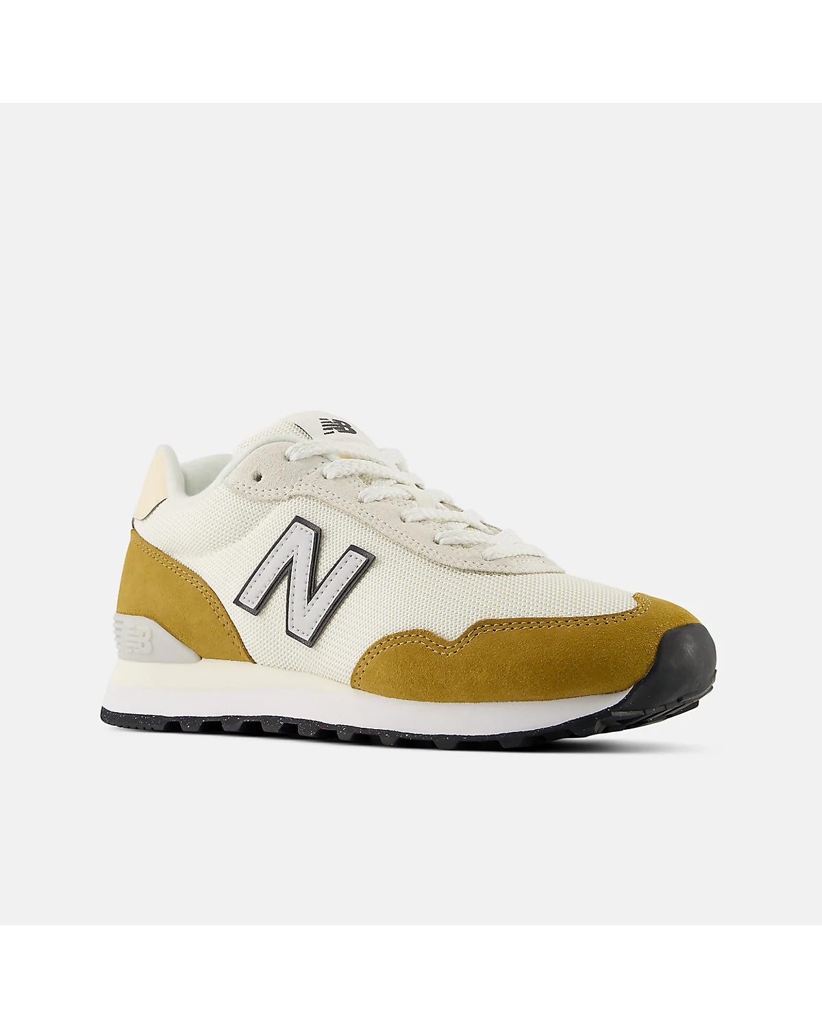 Кроссовки New Balance 515 бежево-серые, вид спереди-сбоку на нейтральном фоне.