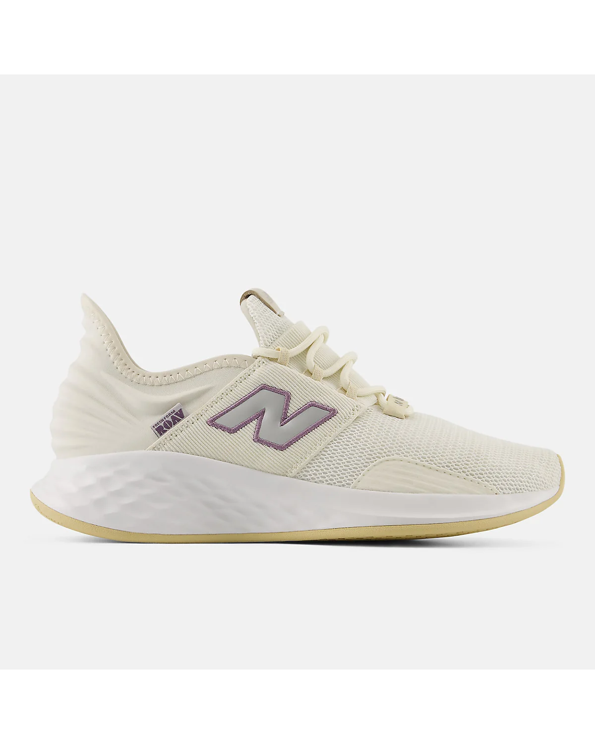 Кроссовки New Balance Fresh Foam Roav кремовые с лиловым логотипом, вид сбоку.
