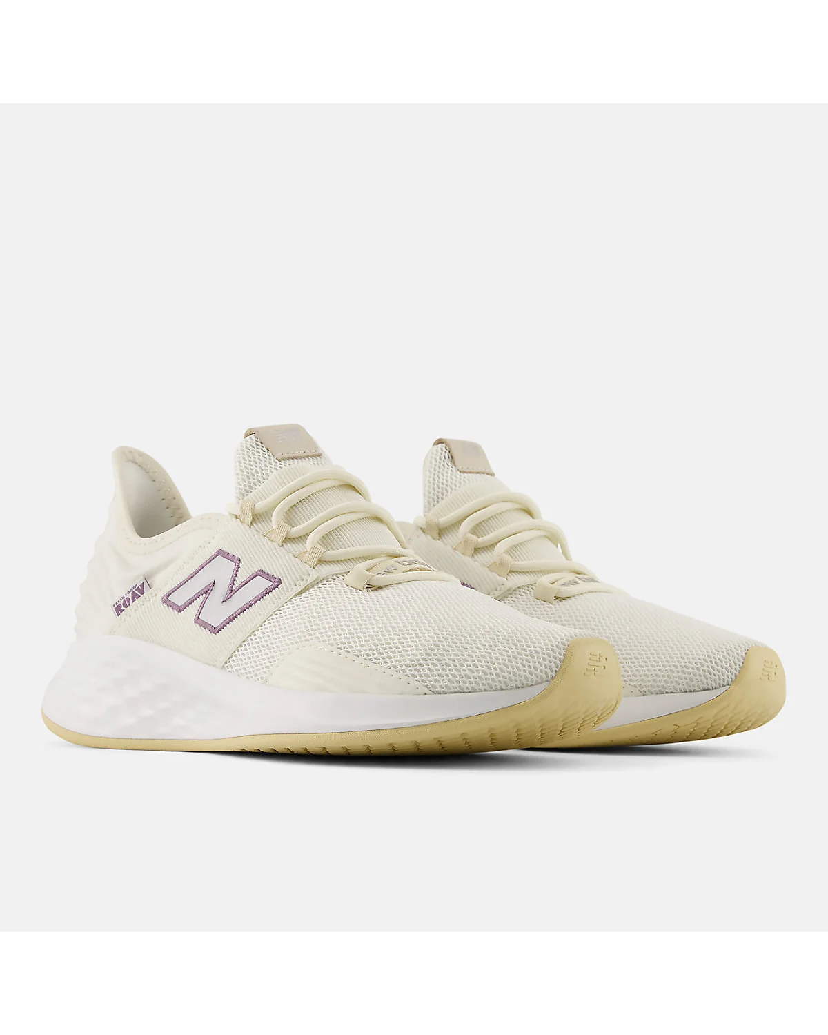 Кроссовки New Balance Fresh Foam Roav бежевые с лиловым, вид спереди-сбоку.