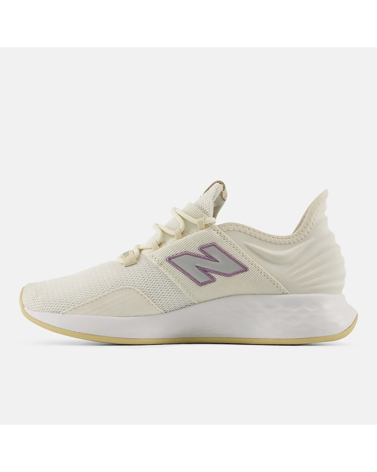 Кремовая подошва New Balance Fresh Foam Roav со слегка желтоватым тоном.