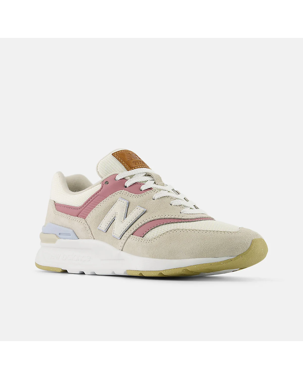 Кроссовки New Balance 997H, вид спереди-сбоку с видимыми замшевыми панелями.