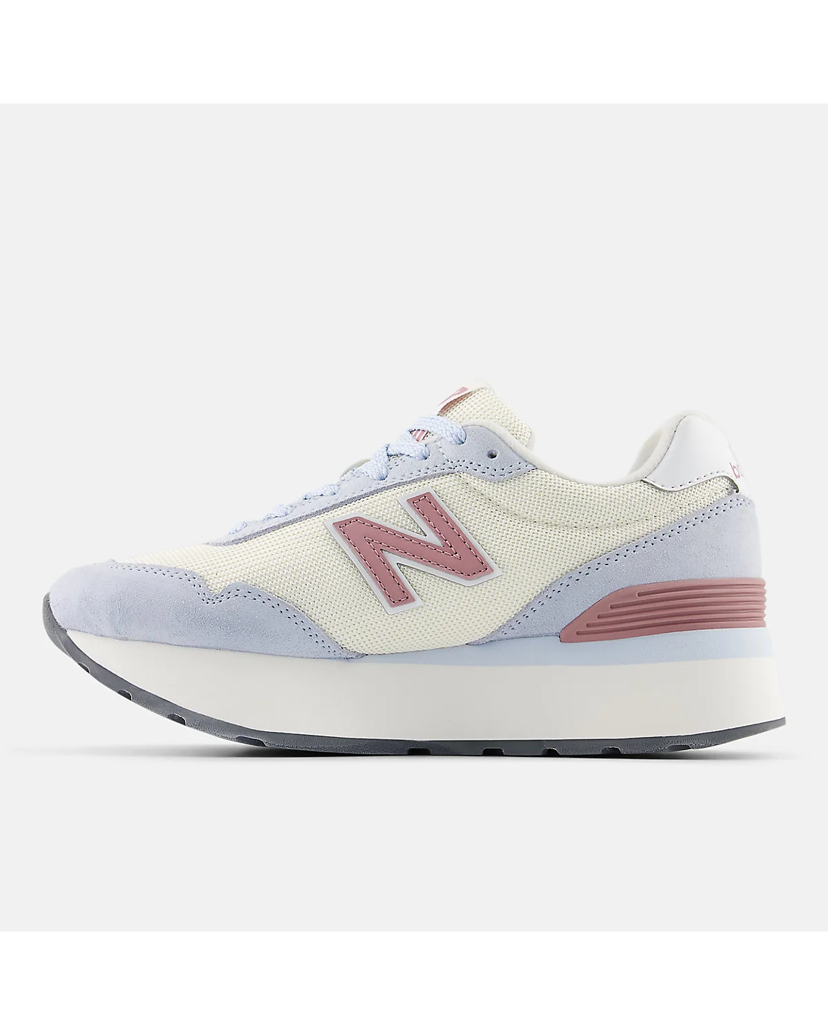 Кроссовки New Balance 515H, видны розовые замшевые панели и синий верх.