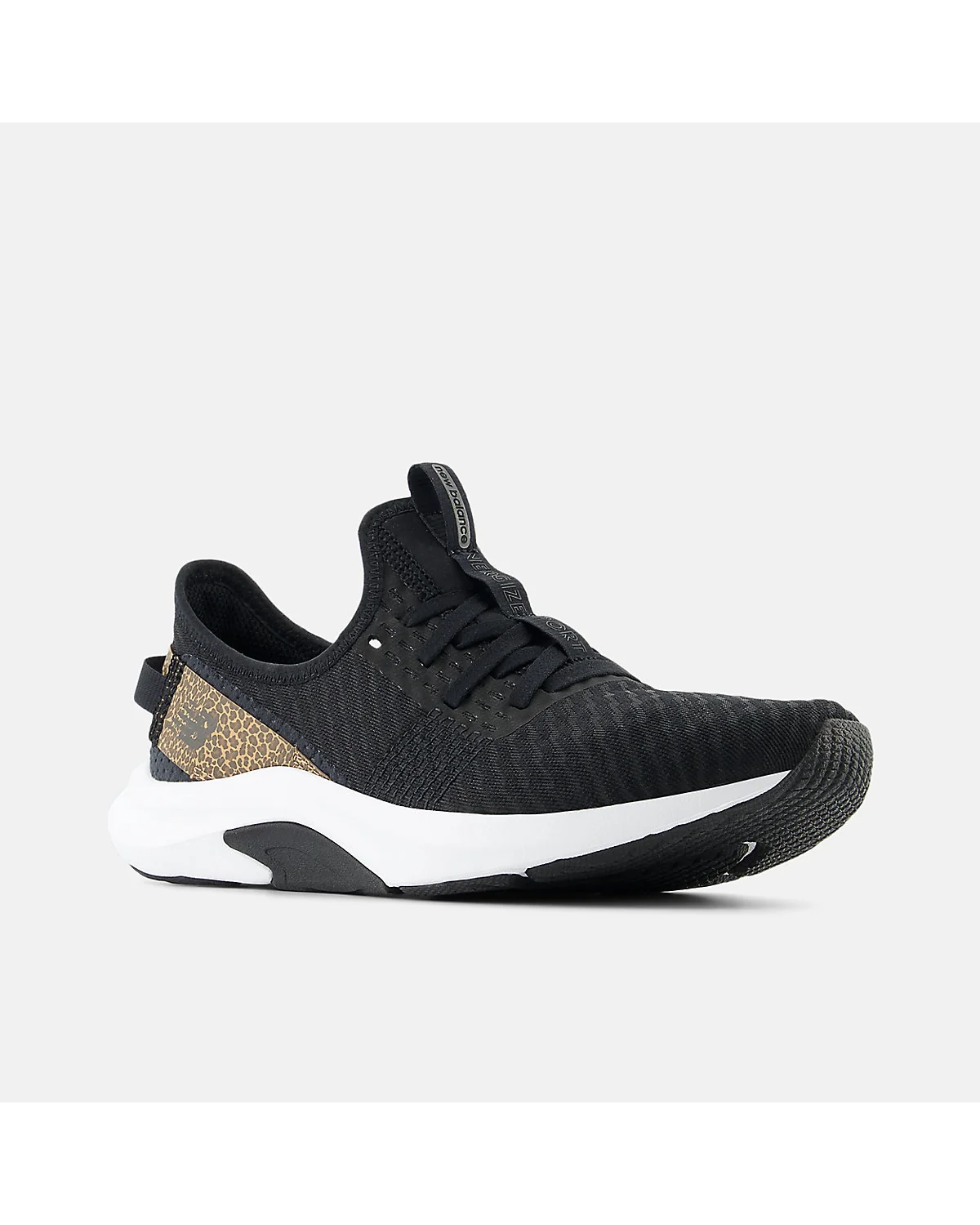 Чёрные кроссовки New Balance с золотым акцентом, три четверти.