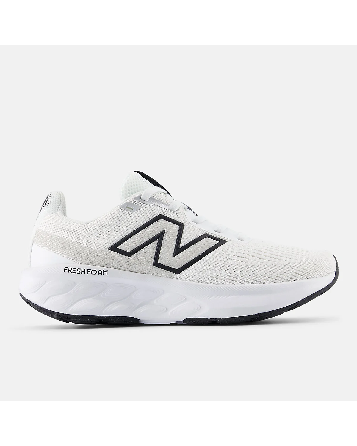 Белые кроссовки New Balance 520 v9 с чёрно-серебристыми деталями, вид сбоку.