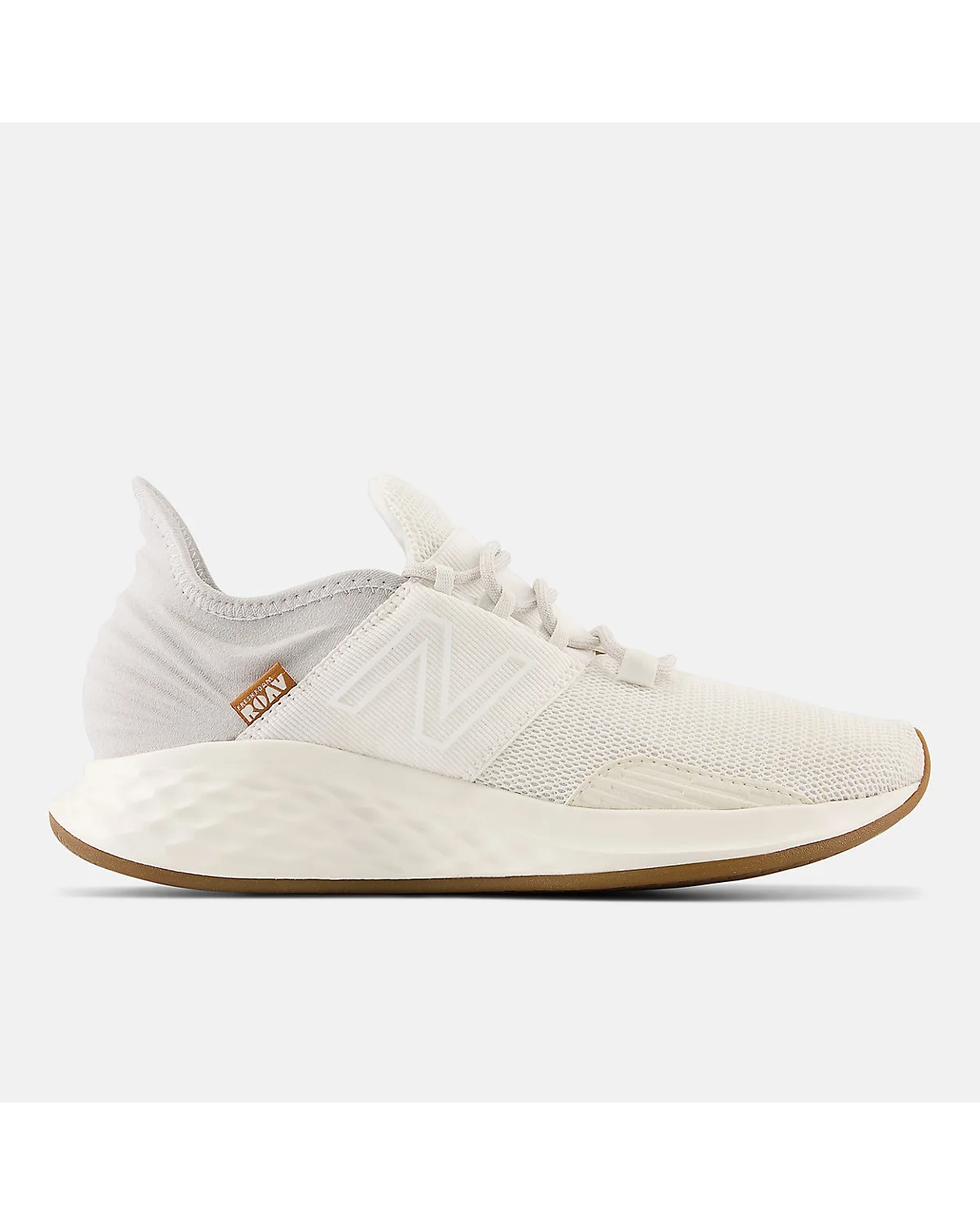 Бежевые кроссовки New Balance Fresh Foam Roav на белом фоне.