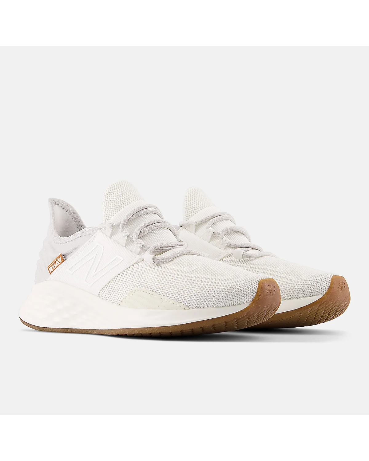 Бежевые кроссовки New Balance Fresh Foam Roav, вид спереди.