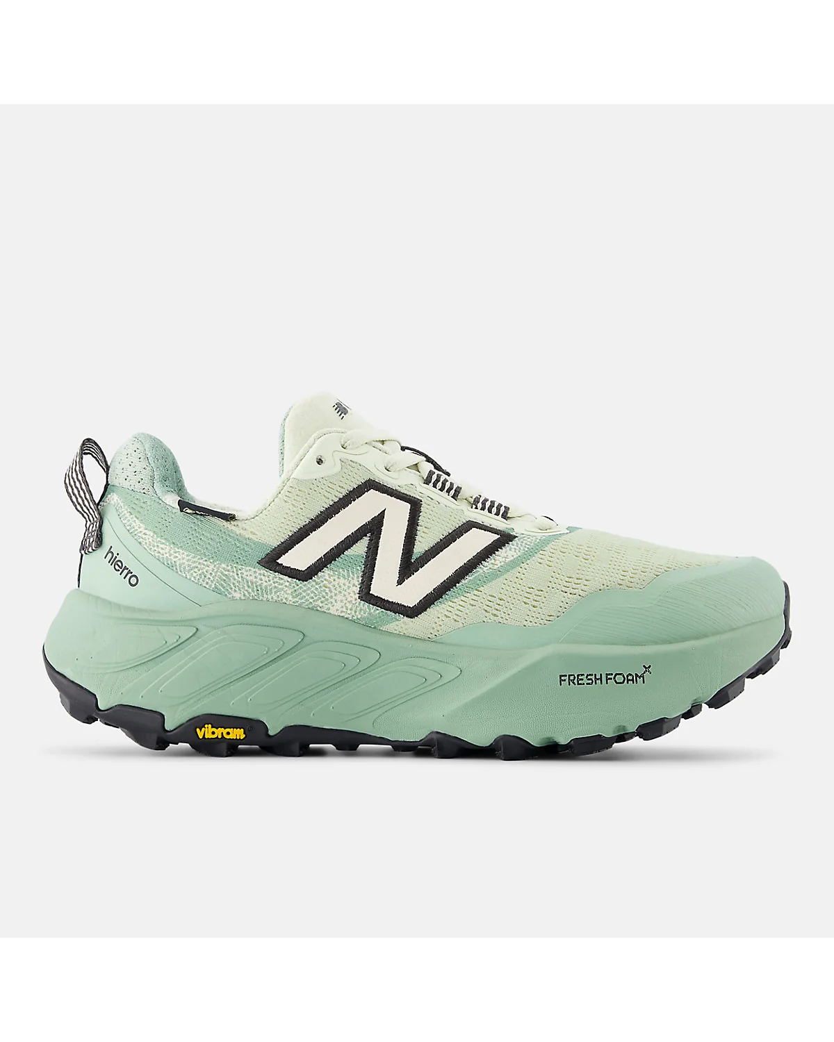 Многоцветные кроссовки New Balance Hierro v9 GORE-TEX с зелёными деталями, вид сбоку.