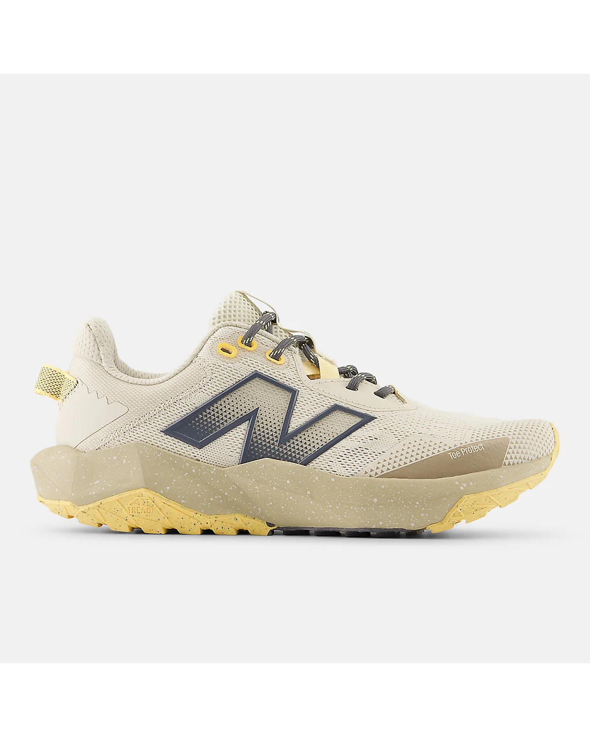Бежевые кроссовки New Balance DynaSoft Nitrel v6 с жёлтым акцентом, вид сбоку.