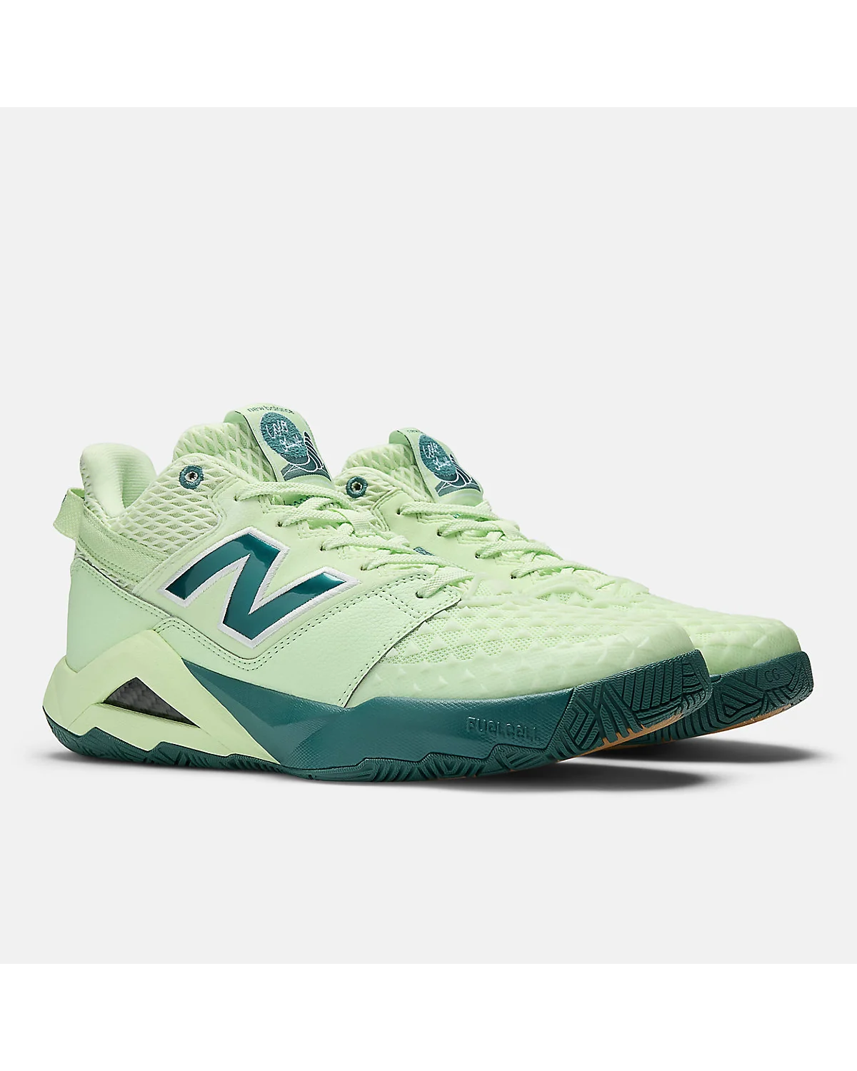 Зелёные кроссовки New Balance Coco CG2, вид спереди.