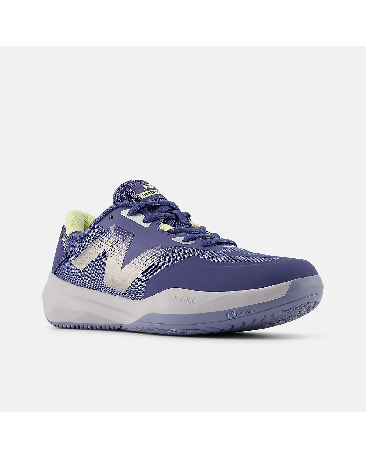 Серые кроссовки New Balance FuelCell 796v4, вид спереди.