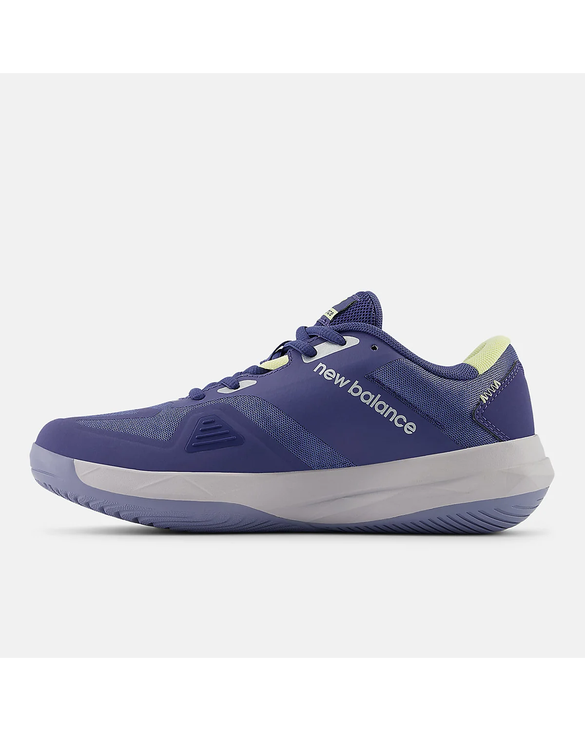 Серые кроссовки New Balance FuelCell 796v4, три четверти.