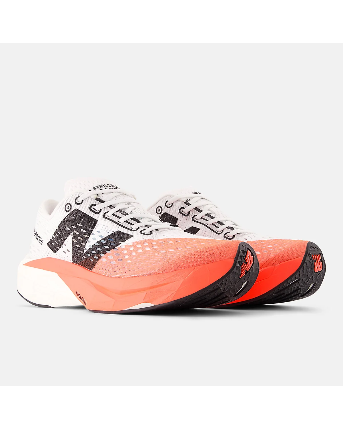 Красные кроссовки New Balance FuelCell SuperComp Pacer v2, вид спереди.