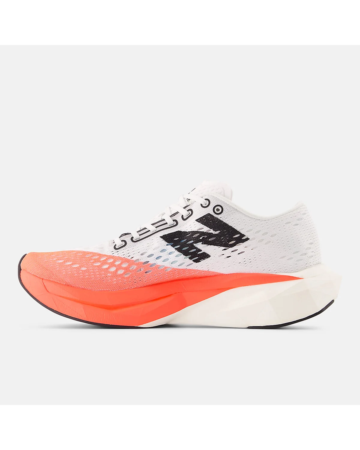 Подошва красных кроссовок New Balance FuelCell SuperComp Pacer v2 с протектором.
